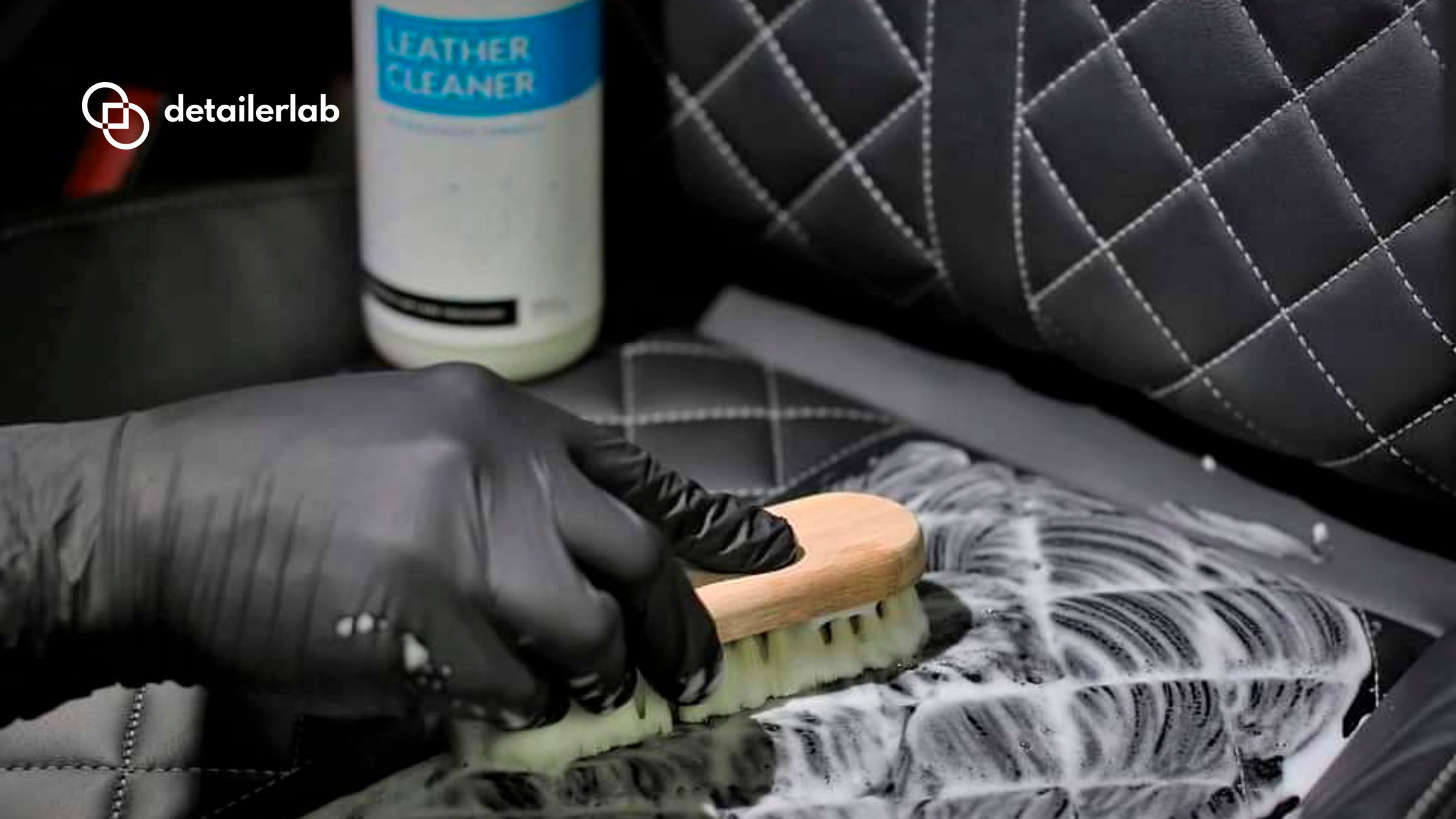 Cómo limpiar y proteger el cuero del coche 