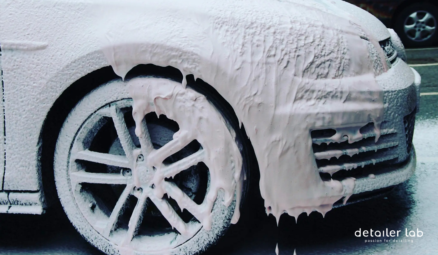 quitar la sal del coche con un snow foam