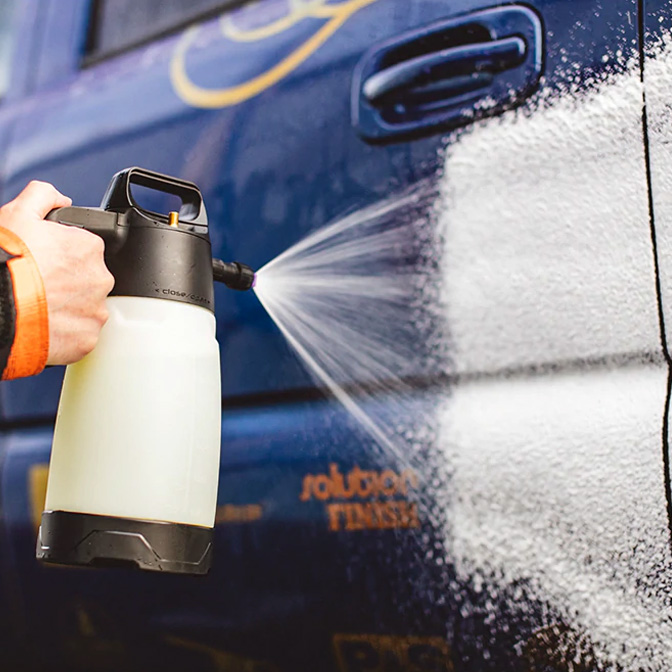 Proceso de limpieza con espuma y detergente con cepillo para el panel de la  tarjeta de la puerta del coche servicio detallado del coche trabajador en  el servicio de limpieza lavado interior
